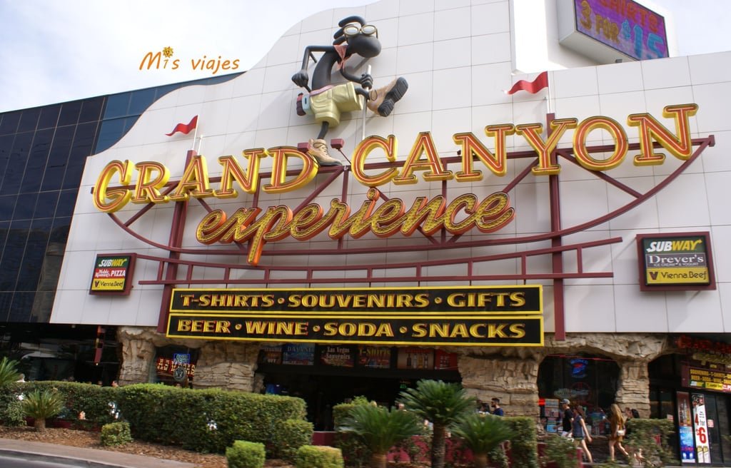 Llamativa fachada de una tienda de souvenirs en Las Vegas.