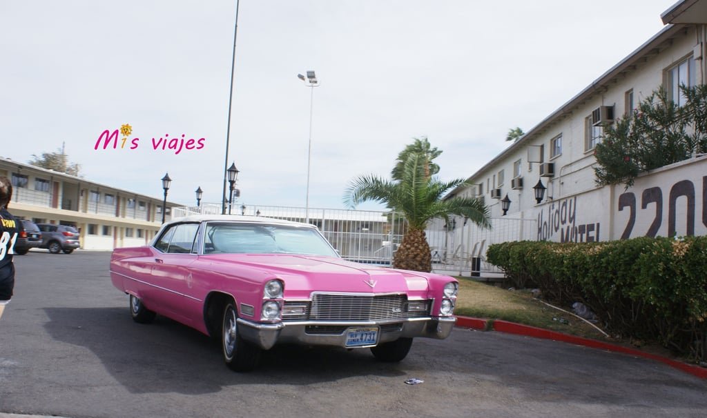 El discreto coche de novios de Little White Weeding Chapel.