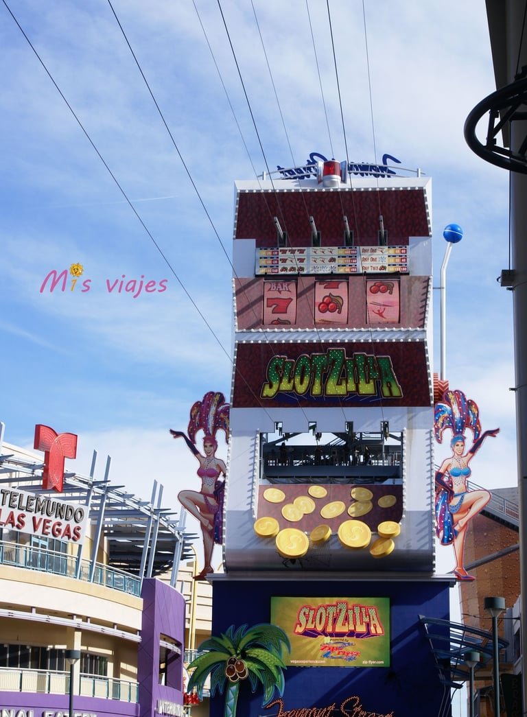 La atracción Slotzilla Zipline en Fremont Street Experience.