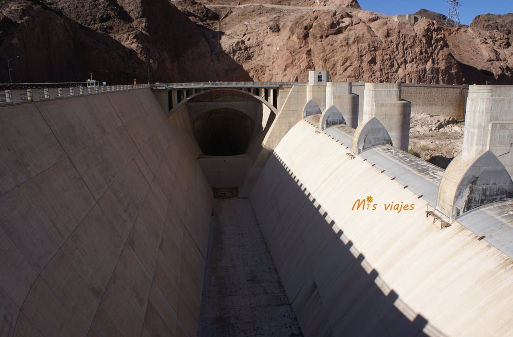 La ingeniería de la Presa Hoover Dam fue y sigue siendo un ejemplo de ingeniería del siglo XX.