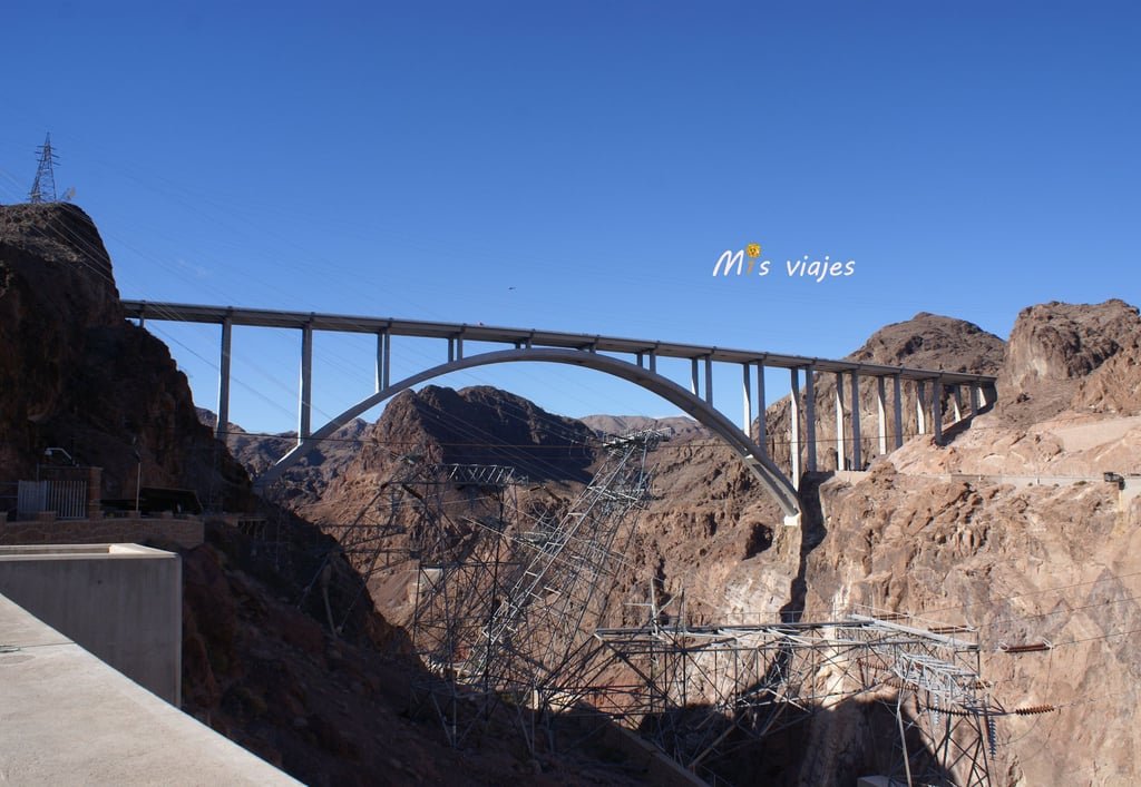 Panorámica del Puente Mike O´Callaghan-Pat Tillman sobre el río Colorado.