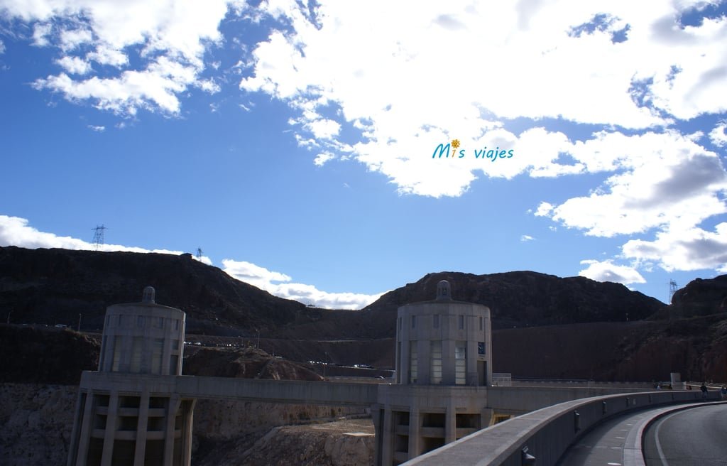 Panorámica de las Torres de captación de la Represa Hoover Dam.