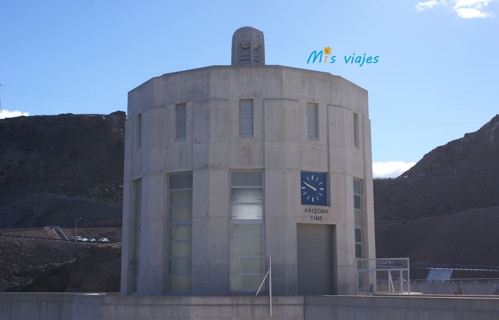 Torre con el reloj que marca la hora de Arizona.