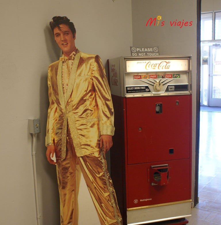 Productos de la marca Coca-cola en la máquina expendedora.