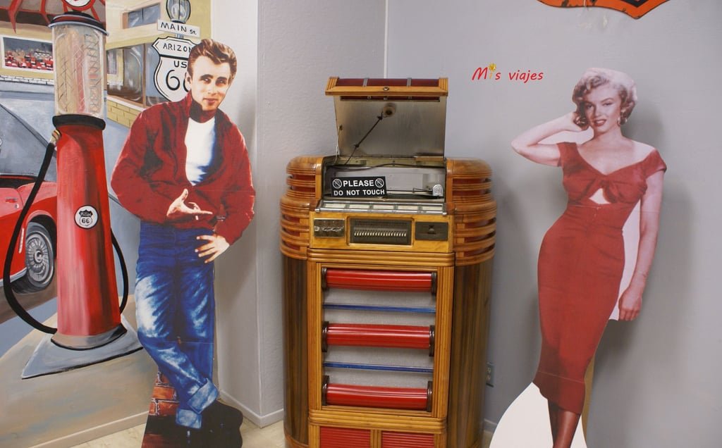 Juke Box con caja de madera.