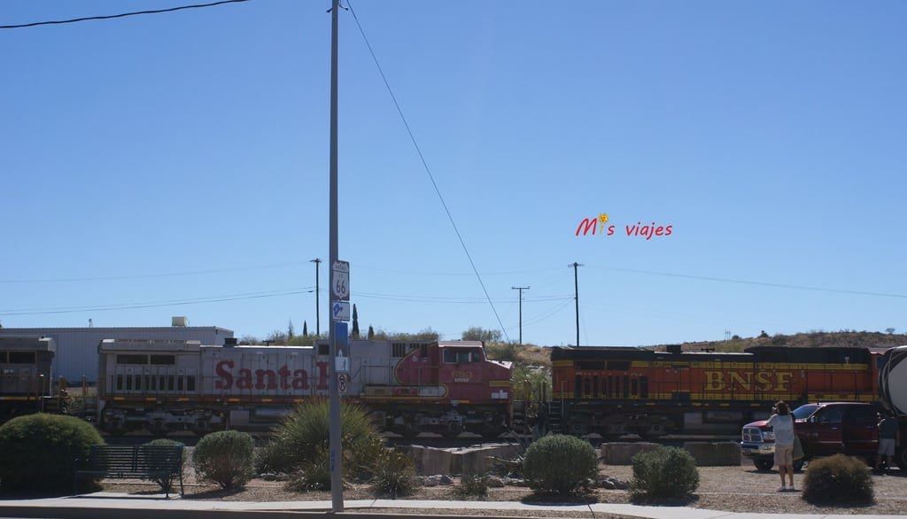 Ferrocarril circulando por la vía dirección a Amtrak.