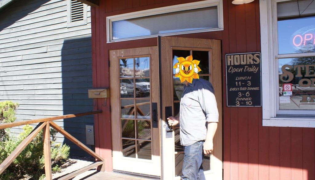 Entrada del Dambar & Steak House en Kingman.