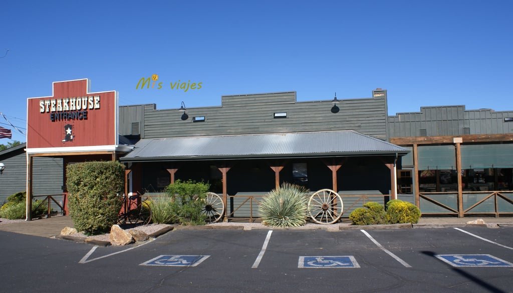 Fachada del Dambar & Steak House en Kingman.