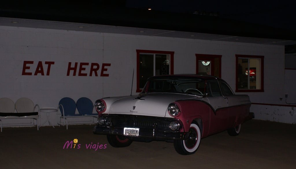 Precioso coche años 50 en el Dara Thai Twisters