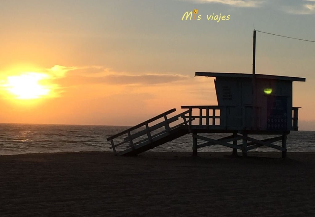 Caseta de los vigilantes de la playa, con su rampa para característica.