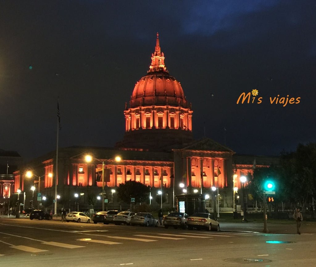 San Francisco: Su Golden Gate y sus Colinas City Hall iluminado en la noche.