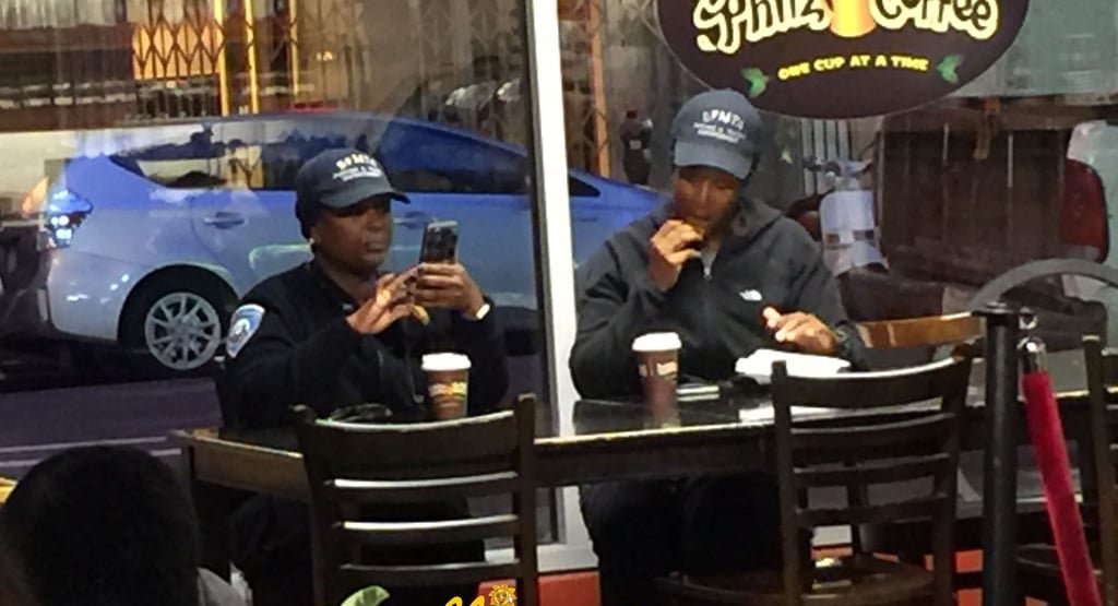 San Francisco: Su Golden Gate y sus Colinas Norteamericanas tomándose su café en Philz Coffee.