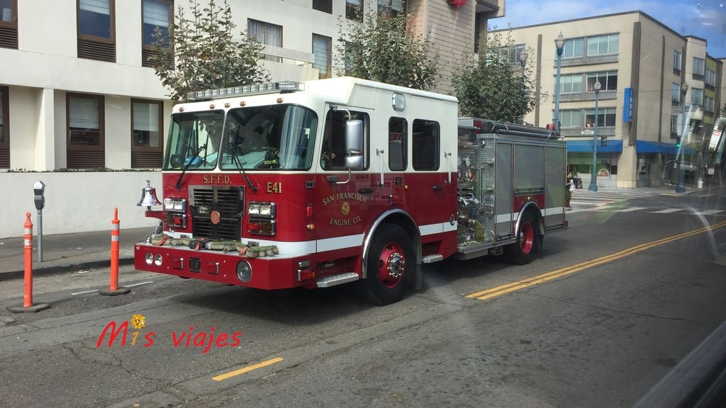 San Francisco: Su Golden Gate y sus Colinas Precioso e impoluto coche de bomberos de San Francisco.