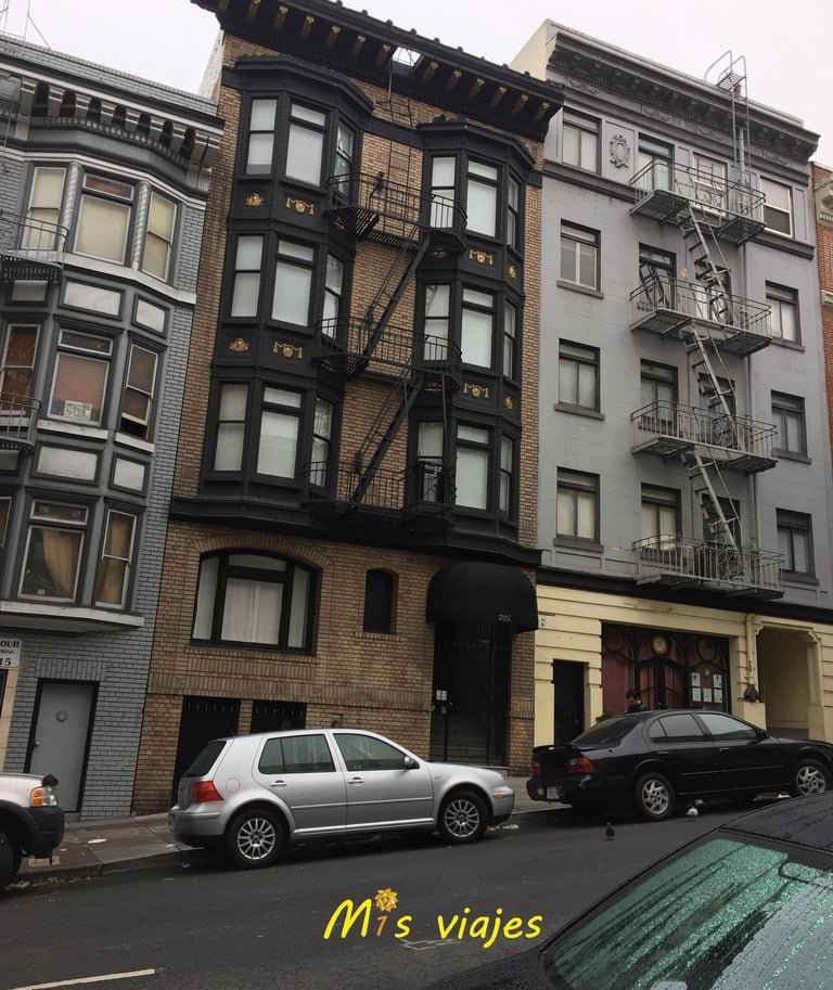 San Francisco: Su Golden Gate y sus Colinas Edificios tradicionales de San Francisco con su escalera de emergencia.