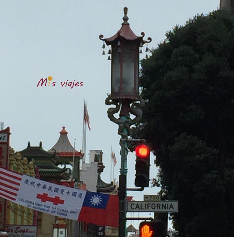 San Francisco: Su Golden Gate y sus Colinas Callejeando por Chinatown en San Francisco.