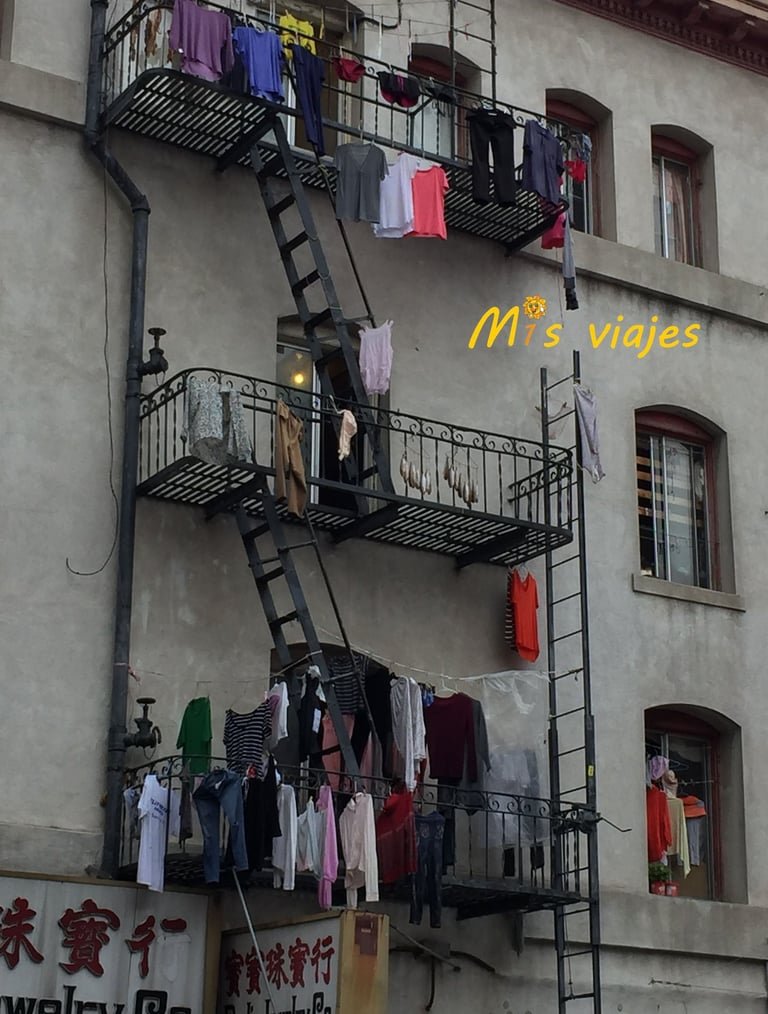 Tendedero en la escalera de ermergencia en Chinatown en San Francisco.