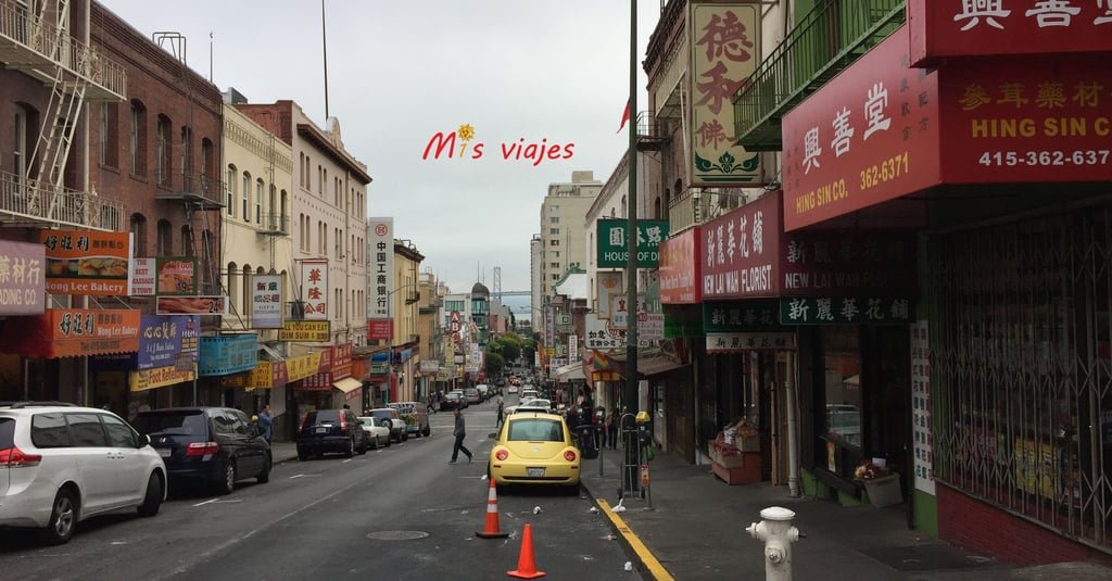 San Francisco: Su Golden Gate y sus Colinas Calle en Chinatown.