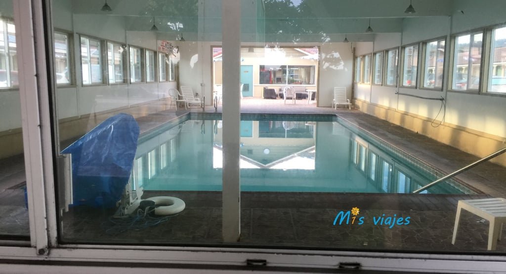 Piscina climatizada en El Castell Motel de Monterey.