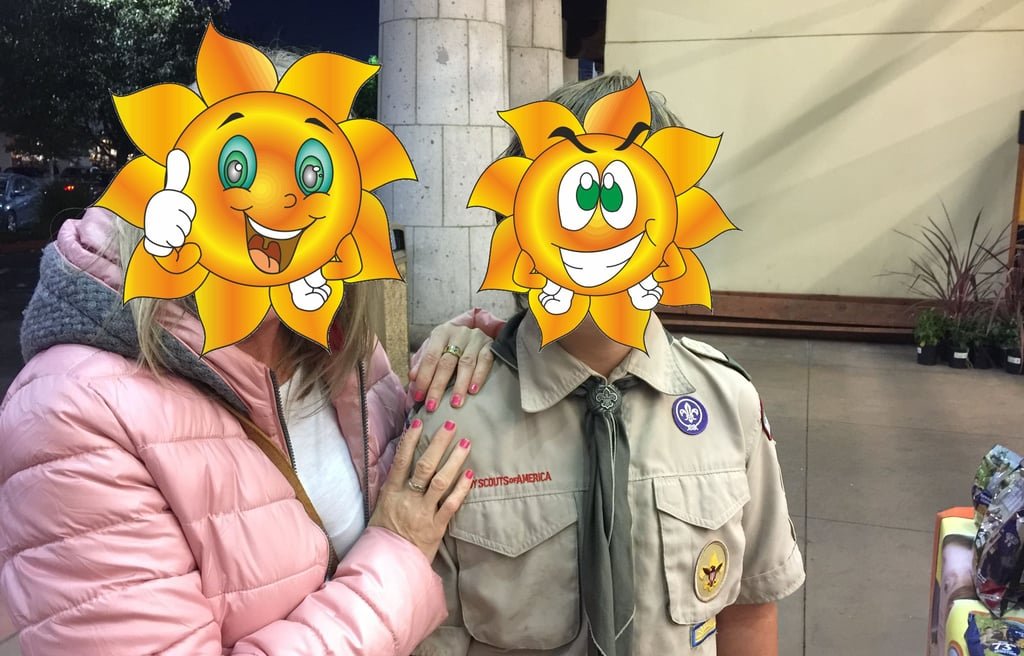 Simpático Boy Scout, vendiendo objetos para ayudar a un vecino de su comunidad.
