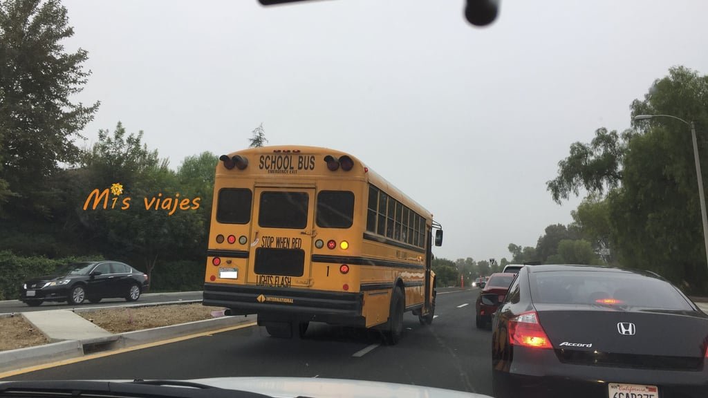 Los Ángeles: Una Ciudad de Película School Bus en la interestatal 10.