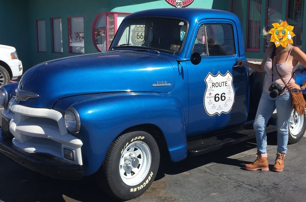 Reluciente pick-up en la entrada del Mr.D´z Route 66 diner