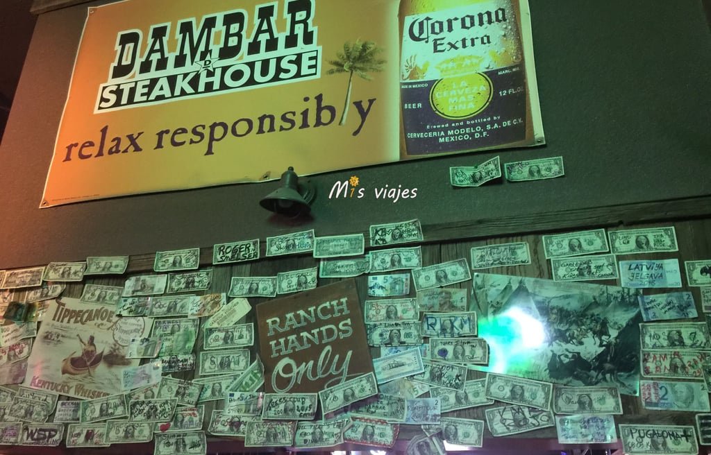 Decoración del Dambar & Steak House.