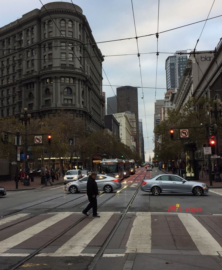 San Francisco: Su Golden Gate y sus Colinas Cruce de Market St con Cyril Magnin St.