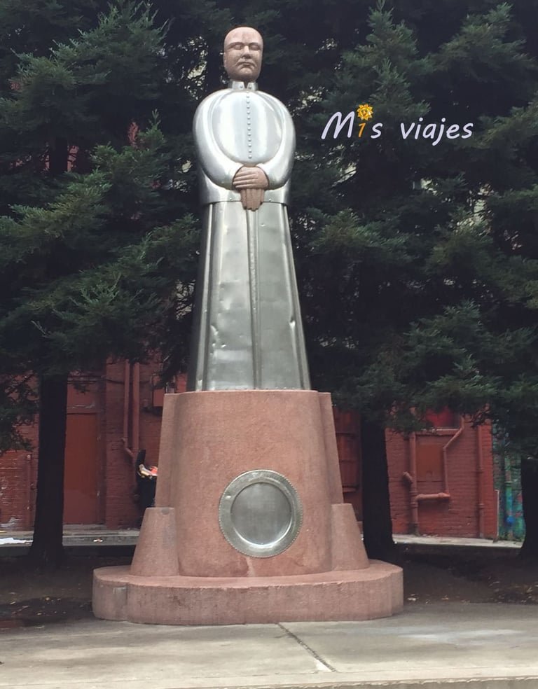 San Francisco: Su Golden Gate y sus Colinas Dr. Sun Yat-Sen en St. Mary´Square en Chinatown.