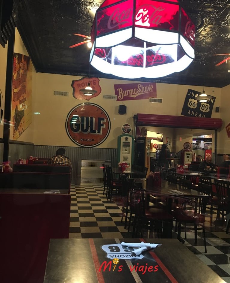 Interior del Cruisers Café 66