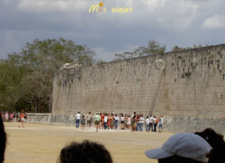 Panorámica de los aros en los muros del Campo de Pelota en Chichén Itzá