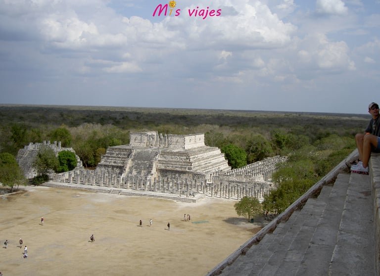 Ell Templo de los Guerreros y la Plaza de las Mil Columnas desde la cima 