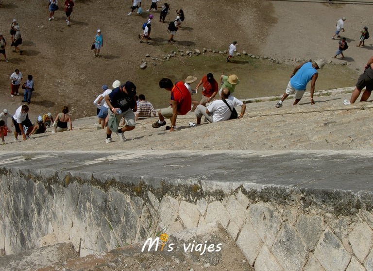 Subir a Chichén Itzá era casi un deporte de riesgo