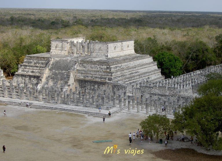 El Templo de los Guerreros y la Plaza de las Mil Columnas desde la cima