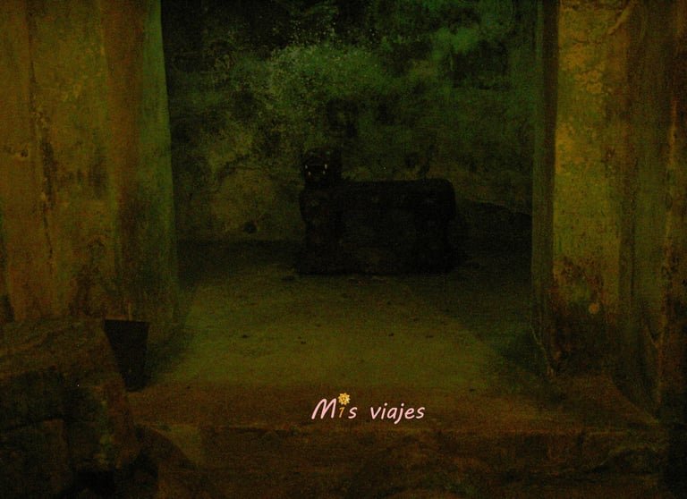 "Altar del Jaguar" o "Trono del Jaguar" en el interior de Chichén Itzá