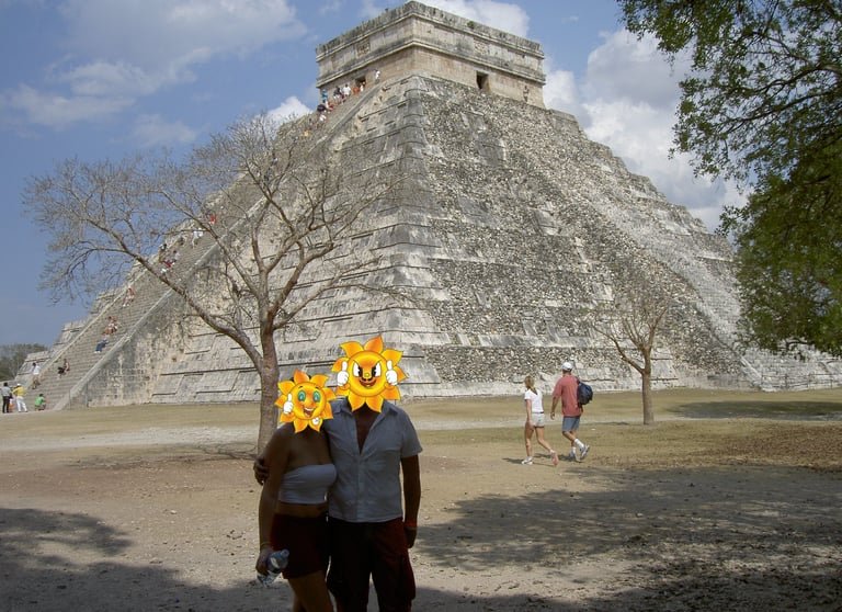 Bella panorámica de la Pirámide de Chichén Itzá en México