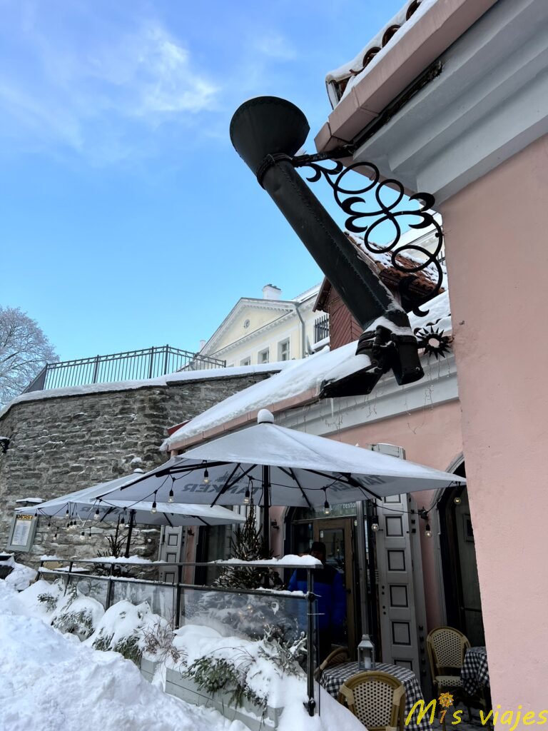 Un Canalón en Tallin: Una Curiosa Obra de Arte Callejera img 9390