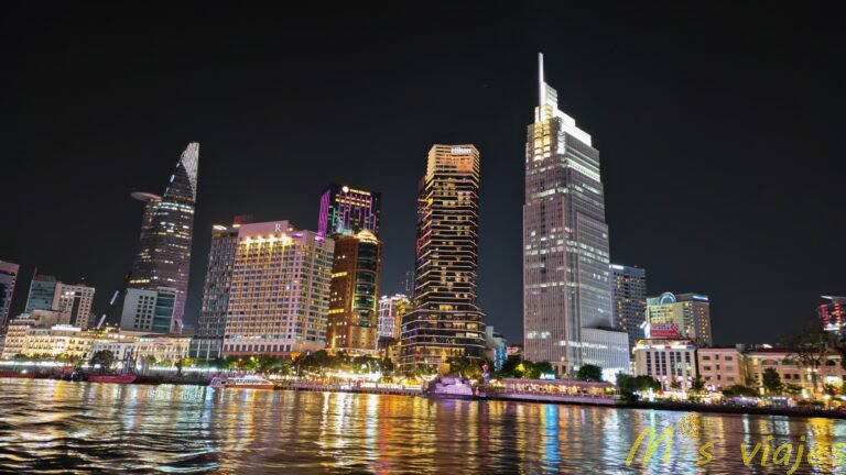 Paseo Nocturno por el Río Saigón: Ho Chi Minh entre Luces y Rascacielos img 20260511 201124