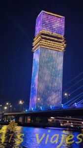 Paseo Nocturno por el Río Saigón: Ho Chi Minh entre Luces y Rascacielos img 20260511 201307